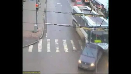 Градски автобус помита спряла кола 