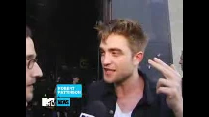 Mtv Movie Awards 2010 Backstage: Did Robert Pattinson Practice The Best Kiss Acceptance 