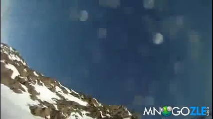 Скиор пада от върха на скалата