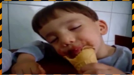 Хлапе яде сладолед докато спи