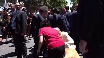 Аржентинският президент спря кортежа си, за да погали куче