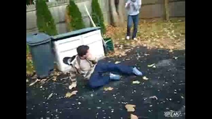 Момче отнася страховит крак в главата - Смях