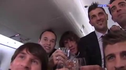 Меси си пийва с Шави и Иниеста в самолета 