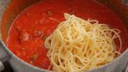 Спагети с доматен сос, каперси и маслини