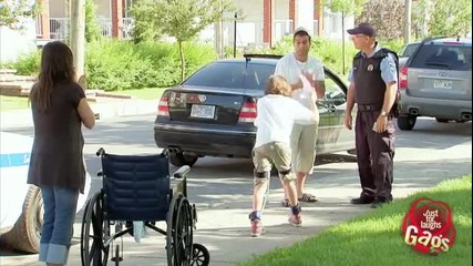 Скрита камера - дете в инвалидна количка прохожда