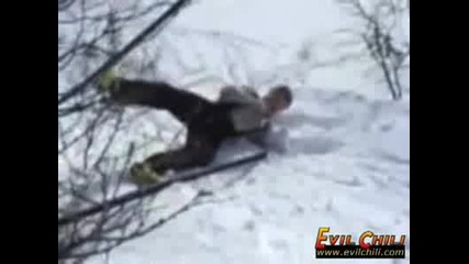 Луд пич с ски прави човка в снега 