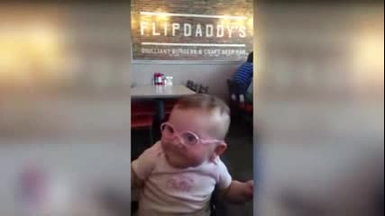 Бебе с нарушено зрение за първи път „вижда” родителите си !
