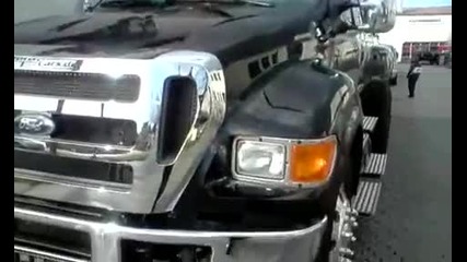 Hummer H2 изглежда като играчка пред Ford F650 