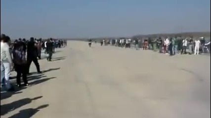 Пич с мотор се прави на гъзар пред полицията