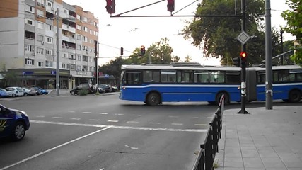 Автобус Setra се изнизва на Червено, и после минава Тролей Volvo - Бургас