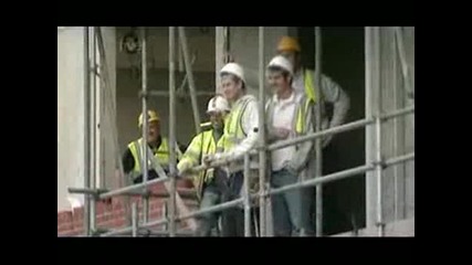 Мацка натрива носа на строителни работници