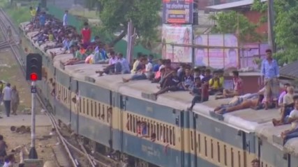 Стотици хиляди в бой за място в претъпкани корабчета и влакове в Бангладеш