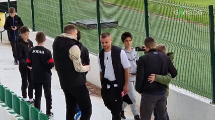 Деца се снимат за спомен с Вуцов, Добрев и Кирилов