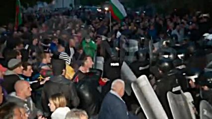 СБЛЪСЪЦИ И РАНЕНИ В РАДНЕВО: Пострадали са протестиращи и полицаи