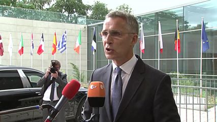 Столтенберг: НАТО ще покани Македония за член, само при успешен референдум за името