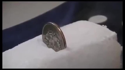 Ето какво се случва когато сложим монета в сух лед!