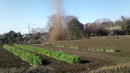 Мини торнадо в Япония
