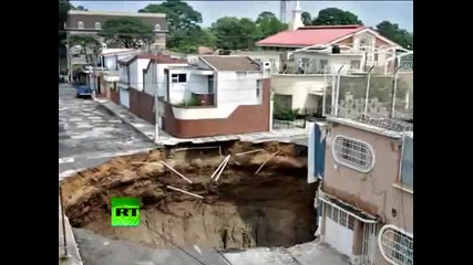 Гигантска дупка в Гватемала погълна няколко здания 2 