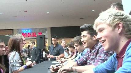 One Direction причиняват истерия в Sunrise Mall в Nyc на разписване на албума си