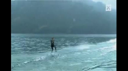 Човек бяга по вода 