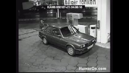 Жена на бензиностанция-много смях
