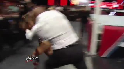 Daniel Bryan е завързан с белезници и нападнат от Triple H и Stephanie Mcmahon - Wwe Raw 17/3/14