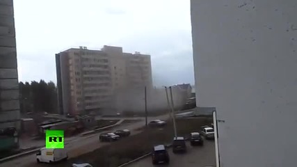 Шок - Кран падна върху жилищен блок в Русия