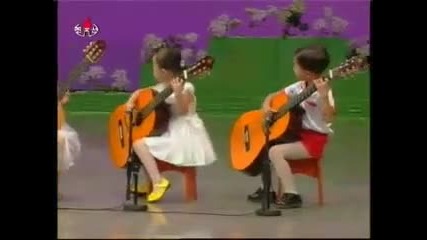 Деца Феномени - свирят на китара
