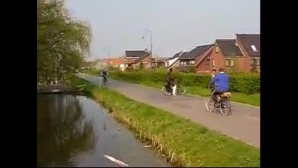 Блъскане на колоездач в езеро