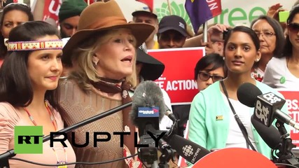 Canada: Jane Fonda marches for climate change in Toronto