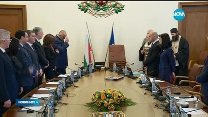 Отец поръси със светена вода столовете на министрите