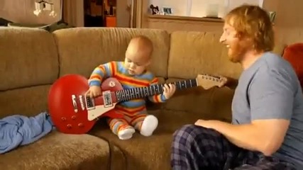 Лудо бебе свири на китара