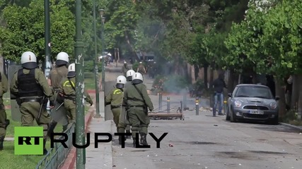 Крайно леви протестиращи хвърлят коктейли Молотов в полицаи в Атина