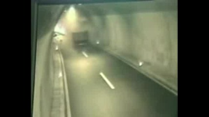 Никога Не Спирайте Така В Тунел !!!