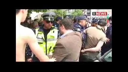 Само Бг нови кадри кръв и огън пред джамията (видео)