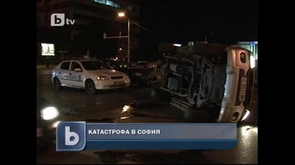 Автомобил се обърна на кръстовище в столицата