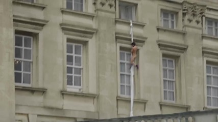 Гол мъж се спусна по чаршаф от Бъкингамския дворец