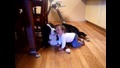 Куче облизва бебе.. сладури :)