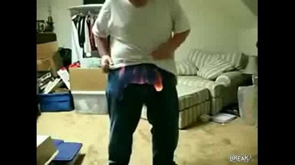 Идиот се самозапалва ! 