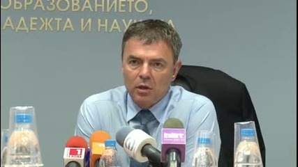 Министър Игнатов дава обещание пред протестиращите студенти по медицина 