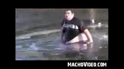 Скок в заледено езеро / Тоя е пълен идиот/