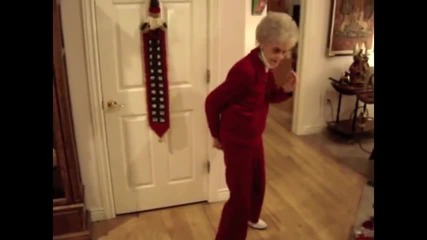 90 годишна баба танцува