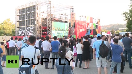 Азербайджански фенове гледат борба на голям екран