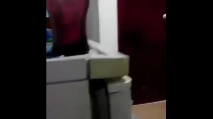 Пич прави номер на брата си
