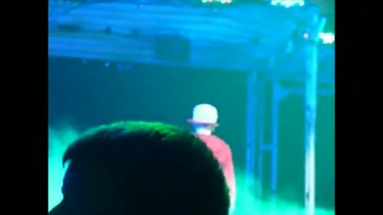 Justin Bieber се разплака докато изпълнява Down to World на турнето си ! 