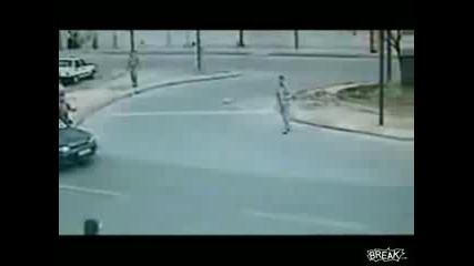 пешеходец си продължава след като го блъска кола