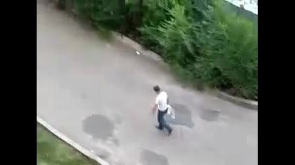 пич си блъска главата в стената 