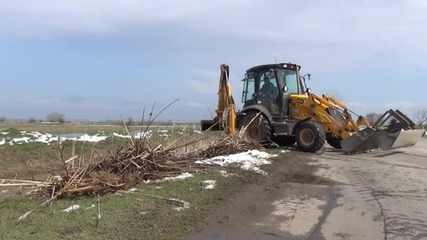 Почистват каналите край Съединение