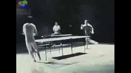 Брус Ли играе пинг понг с оръжие за бойни изкуства 