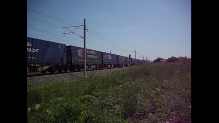 Товарен влак влиза в гара Първомай